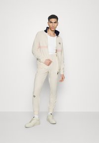 Sergio Tacchini DALLAS TRACK - Jaka ar rāvējslēdzēju - gardenia/maritime blue
