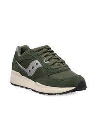 Sneaker in camoscio verde e mesh con midsole bianca e suola nera. Dettaglio argento sul lato. Presenta lacci rotondi e collarino imbottito.