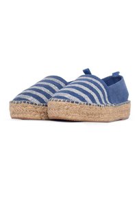 Espadrillas blu con un design a righe, tomaia in tessuto e suola in corda di juta. Le scarpe hanno un tacco basso e un anello in tessuto per facilitare l'indossamento.