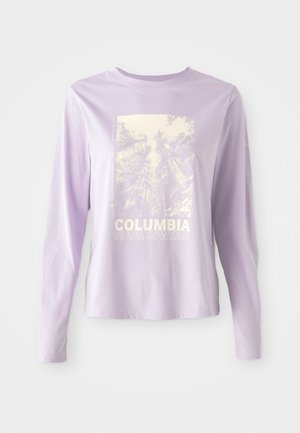 Lilla langermet skjorte med et skogmotiv og teksten "COLUMBIA SPORTSWEAR" i hvitt. Laget av myk stoff med en avslappet passform.
