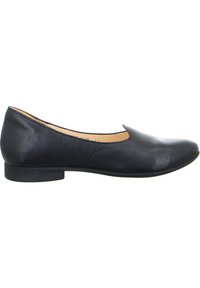 Scarpe flat nere in pelle con punta affusolata, tacco basso e finitura liscia. Design semplice senza hardware o ornamenti visibili.