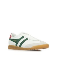 Sneakers bianchi con strisce verdi, punta in suede e accento rosso sul tallone. Suola in gomma con motivo a zigzag.