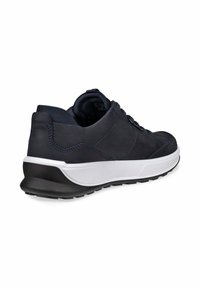 Scarpa da atleta blu navy con materiale superiore liscio, dettagli in mesh, suola intermedia bianca imbottita e suola esterna in gomma nera. Chiusura con lacci.