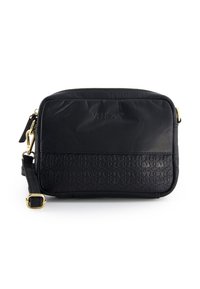 Sort læder crossbody taske med præget mønster og hardware i guld tone. Har lynlås lukning og justerbar rem. Glat tekstur.