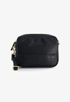 Zwarte leren schoudertas met een geprägd patroon en gouden hardware. Voorzien van een ritssluiting en een verstelbare riem. Gladde textuur.