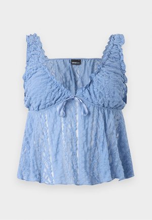 Ανοιχτό μπλε δαντελένιο αμάνικο τοπ με βολάν στα τιράντα, μικρό φιόγκο μπροστά και φαρδιά, ημιδιαφανή σχεδίαση.