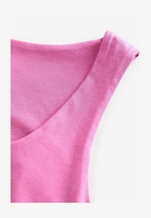 Roza majica brez rokavov iz gladkega bombažnega blaga, z V-izrezom in čistim šivanjem robov. Površina z rahlo teksturo in sijajem.