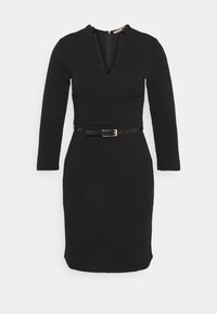 Vestido negro con mangas largas, escote en V y cintura definida. Presenta un cinturón negro delgado con una hebilla plateada y un cierre de cremallera en la parte posterior.
