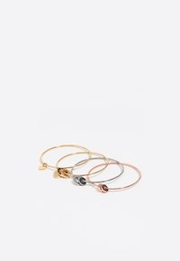 Conjunto de tres pendientes en forma de aro que presentan metales en oro, plata y oro rosa. Cada pendiente tiene un detalle decorativo en el cierre. Forma circular.