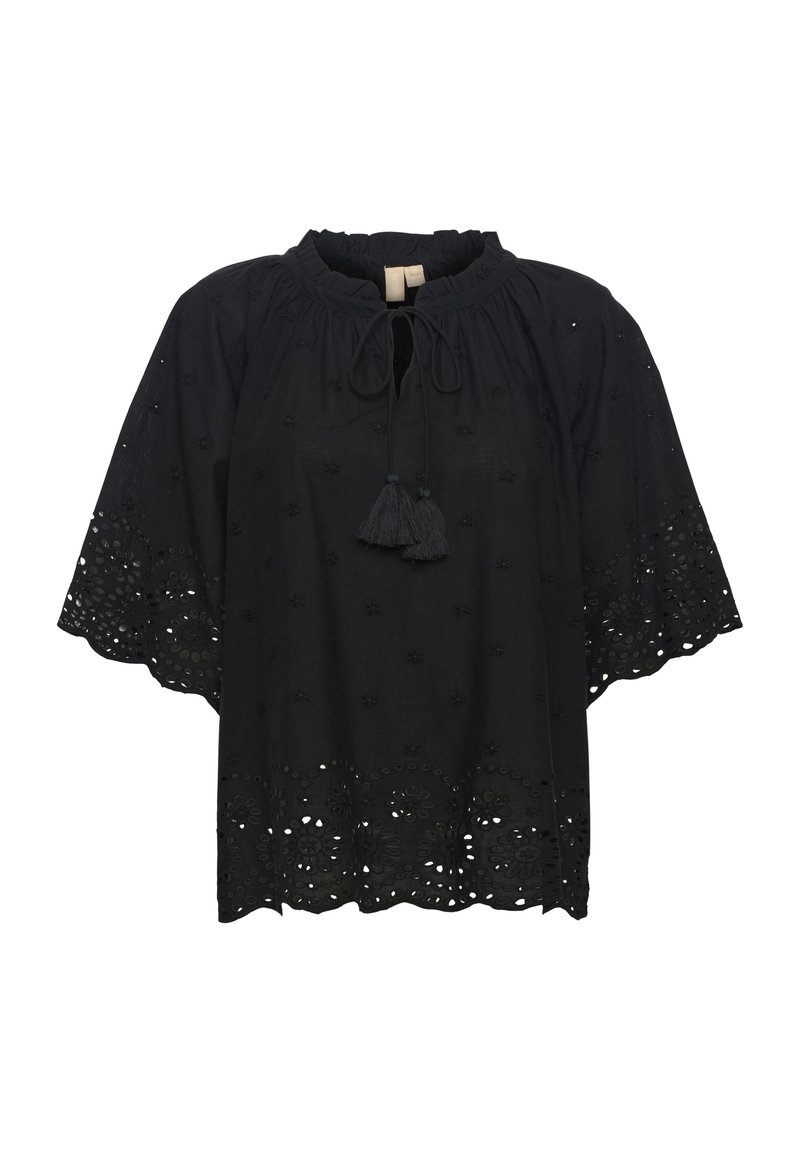 Juoda bluzelė su išsiuvinėtais gėlių raštais ir banguotu apvadu. Apima kaklo ryšį su dviem kutais. Plačios trumpomis rankovėmis.