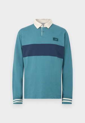 Hosszú ujjú tengerzöld rögbilabda-póló sötétkék vízszintes csíkkal, fehér gallérral, gombos elülső résszel és csíkos mandzsettákkal.