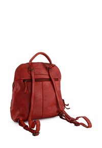 Czerwona skórzana plecak z regulowanymi ramiączkami, uchwytem u góry i zapinaną na zamek kieszenią z przodu. Gładka tekstura, detale szwów oraz minimalistyczny design.