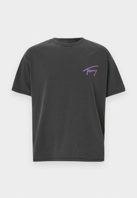 Svart bomullströja med lös passform, korta ärmar, rund halsringning och en färgglad "Tommy"-logotyp på vänster bröst. Slät textur.