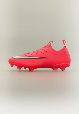 Leuchtend roter Fußballschuh mit einem goldenen und schwarzen Nike-Swoosh, Schnürsenkeln und kleinen Stollen an der Sohle, von der Seite gezeigt.