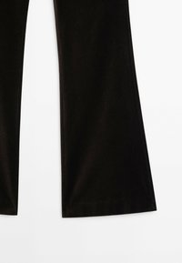 Pantalon noir évasé, montré de la mi-cuisse à l'ourlet, sur fond blanc, mettant en valeur les larges ouvertures des jambes et la texture du tissu.