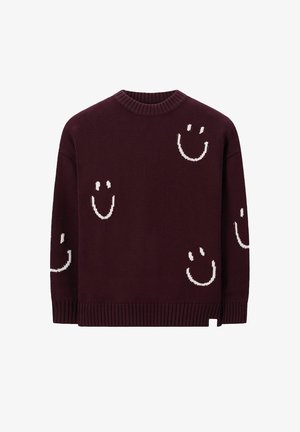 Dunkelroter Strickpullover mit mehreren weißen Smiley-Gesichtern, die über die Vorderseite und Ärmel verteilt sind, mit gerippten Bündchen und Saum.