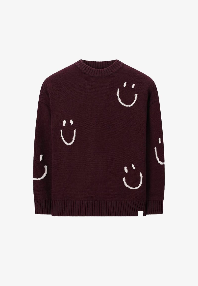Donker kastanjebruine gebreide trui met meerdere witte glimlachende gezichten verspreid over de voorkant en mouwen, met ribgebreide manchetten en zoom.