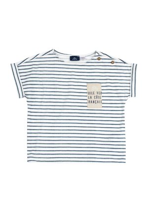 T-shirt à rayures blanches avec des rayures horizontales bleu marine, présentant une poche cousue avec du texte, deux accents de bouton à l'épaule et des manches retroussées.
