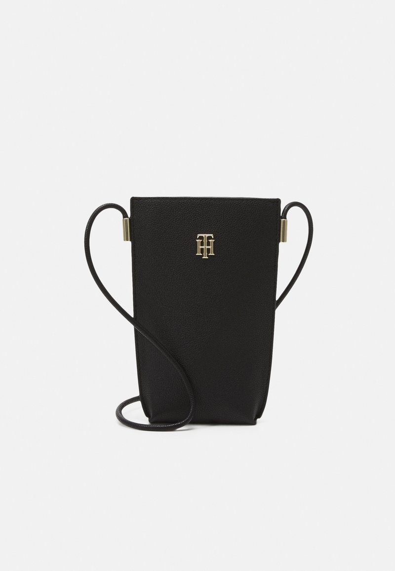 Czarna, teksturowana skórzana torebka typu crossbody z wąskim paskiem i złotym logo umieszczonym na środku z przodu.