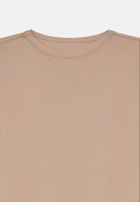 Lichtbeige ronde hals t-shirt gemaakt van zachte, ribbelstof met een gladde textuur en een nette afwerking rond de halslijn.