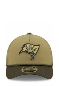 Khakifarbene Baseballkappe mit gebogenem Schirm. Verfügt über ein gesticktes Piratenflaggen-Logo in Schwarz und Grau. Verstellbarer Riemen auf der Rückseite.
