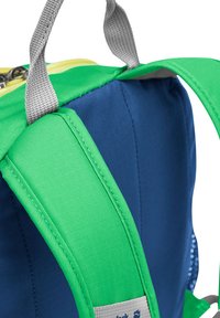 Sac à dos bleu avec bretelles rembourrées vert vif et poignée de transport grise sur fond blanc.