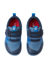 Niebieskie buty sportowe z siateczkową cholewką, gumowymi akcentami i rzepami. Czerwona wyściółka wewnętrzna i detal z logo widoczny na języku.