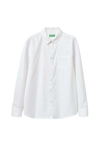 Camicia bianca con bottoni realizzata in un tessuto liscio, con colletto, maniche lunghe e una tasca sul petto. Dettaglio di texture sottile.