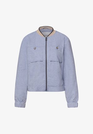 Světle modrá ležérní bunda s béžovým žebrovaným límcem, předním zipem, dvěma kapsami na prsou na knoflíky a dlouhými rukávy s knoflíkovými manžetami.