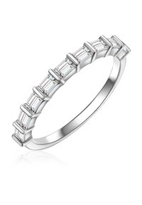Prsteň s diamantmi v baguette rezaní z lešteného bieleho zlata, s radom striedajúcich sa obdĺžnikových kameňov a elegantným, štíhlym pásom.