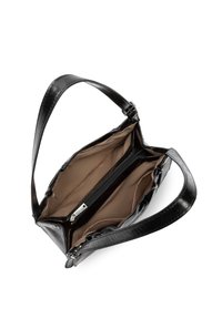 Borsa a tracolla in pelle nera con una texture liscia, dotata di un interno in tessuto color sabbia e di un compartimento con zip. Cinghia regolabile attaccata.
