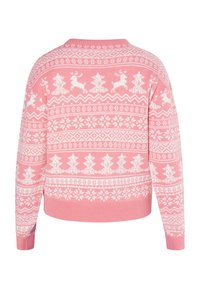 Suéter de punto rosa con un patrón Fair Isle blanco que incluye renos, árboles y copos de nieve. El diseño se completa con un cuello redondo y dobladillos acanalados.