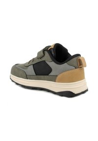 Sneaker da uomo in verde oliva, con dettagli neri e un tallone beige. Parte superiore in materiale sintetico, rivestimento in rete, chiusura con strap, suola in gomma robusta.