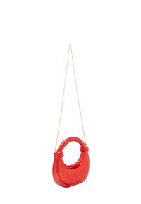 Rød plastik håndtaske med et rundt design, en bred toprem og en kæde af guld. Glat tekstur med blank finish og minimal pynt.
