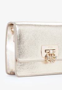 Metallic gold Handtasche mit strukturierter Oberfläche. Verfügt über einen Verschluss mit floralen Motiven und eine glatte Einfassung entlang der Kanten.