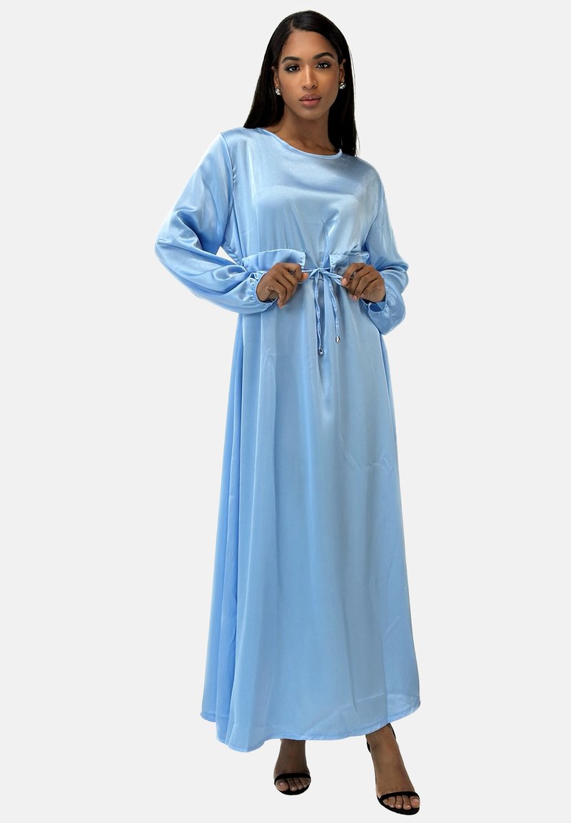 Abito maxi in satin azzurro chiaro con maniche lunghe, scollo rotondo e vita con cordino. Il tessuto ha una texture liscia con un design fluido.