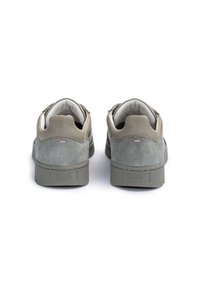 Paar graue Sneaker aus Wildleder und Leder, von hinten gesehen, mit dicken Sohlen und der Aufschrift "LLOYD" auf der Ferse.