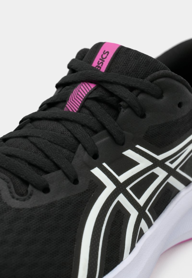 Schwarzer Sportschuh mit weißen Akzenten und einer strukturierten Oberfläche. Verfügt über eine pinke Markierung auf der Zunge und kontrastierende Schnürsenkel. Leichtes Design.