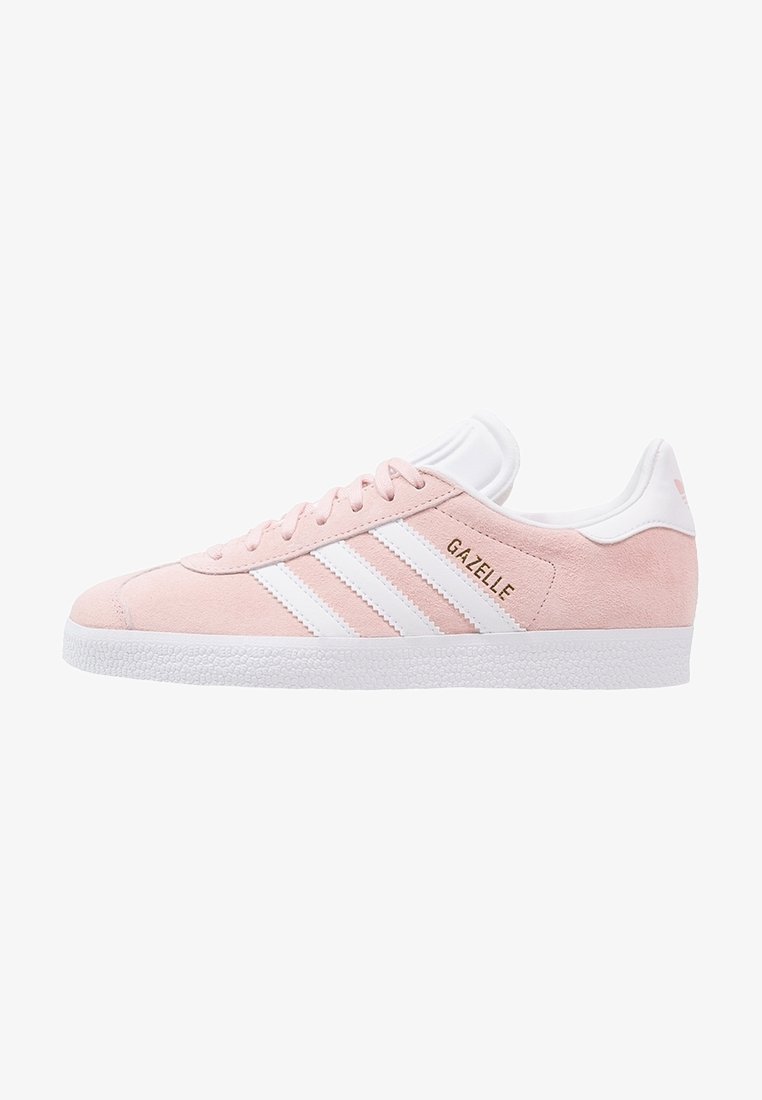 Světle růžové semišové tenisky se třemi bílo pruhy, gumovou podrážkou a kontrastními bílými detaily. Nápis "Gazelle" ve zlaté barvě na boku.
