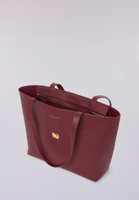 Bordowa torba typu tote wykonana z teksturowanego materiału syntetycznego, wyposażona w dwa uchwyty, zamykana na zamek na górze, z dodatkiem złotego logo na przodzie.