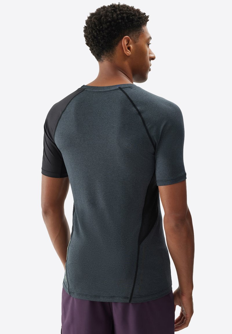 Koszulka sportowa z krótkim rękawem w ciemnoszarym kolorze z czarnymi akcentami, charakteryzująca się dopasowanym fasonem, rękawami raglanowymi oraz materiałem odprowadzającym wilgoć.