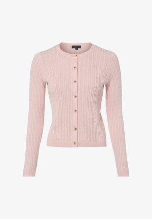 Lichtroze kabelgebreid vest met lange mouwen en zeven beige knopen aan de voorkant, ronde halslijn, getailleerde pasvorm.