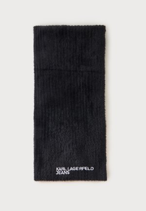 Sort fuzzy rektangulært tørklæde med hvid "Karl Lagerfeld Jeans" tekst broderet nær den ene ende.
