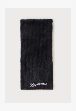 Czarny, puszysty, prostokątny szal z białym tekstem "Karl Lagerfeld Jeans" wyhaftowanym blisko jednego końca.