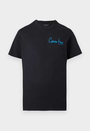 T-shirt noir à manches courtes avec texte bleu "Calvin Klein Established 1968" sur le haut gauche de la poitrine, col rond, coupe régulière.