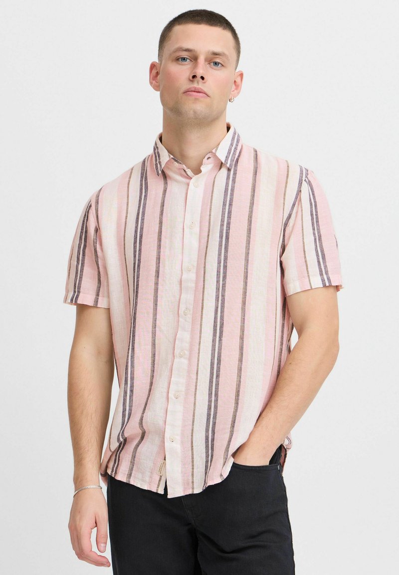 Camisa de manga corta abotonada en rosa claro con rayas verticales en rosa oscuro, gris y crema. Hecha de tela ligera.