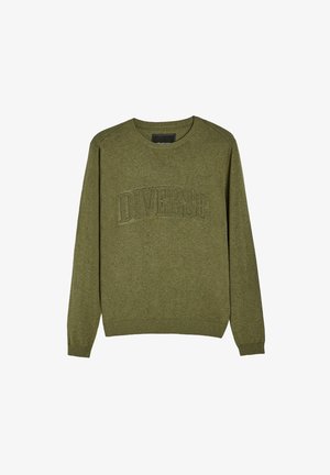 Sweter w oliwkowym kolorze z dzianiny, z okrągłym dekoltem i wypukłym logo "DIVERSE". Żebrowane mankiety i dół, gładka tekstura.