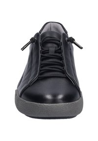 Czarne skórzane sneakersy z teksturowaną szaro-rubberową podeszwą. Wyposażone w sznurówki z elastycznymi wstążkami i metalowymi akcentami. Gładki, zaokrąglony czubek.