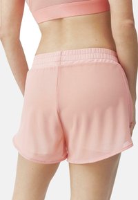 Roza atletska kratka hlače izdelana iz lahkotnega materiala z elastičnim pasom. Imajo rahlo ukrivljen rob in gladko teksturo.