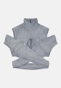 Šedý pruhovaný zkrácený top s vysokým límcem, otevřeným zády a překříženými ramínky. Vyrobeno z měkké látky podobné denimu.